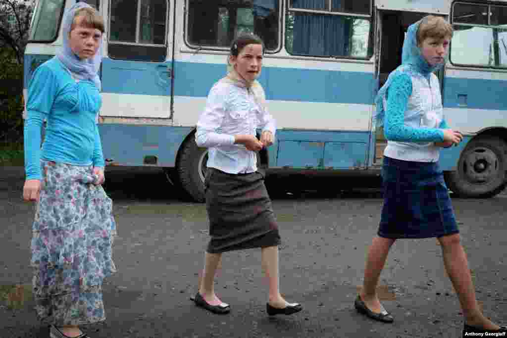 Девушки-молоканки идут на свадьбу в селе Лермонтово.
