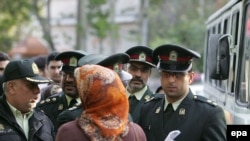 Polis İslam geyim tərzinə riayət etməyən qadına xəbərdarlıq edir, Tehran, 23 aprel 2007
