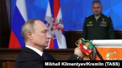 Владимир Путин вручает государственные награды на расширенном заседании коллегии Минобороны 18 декабря 2018