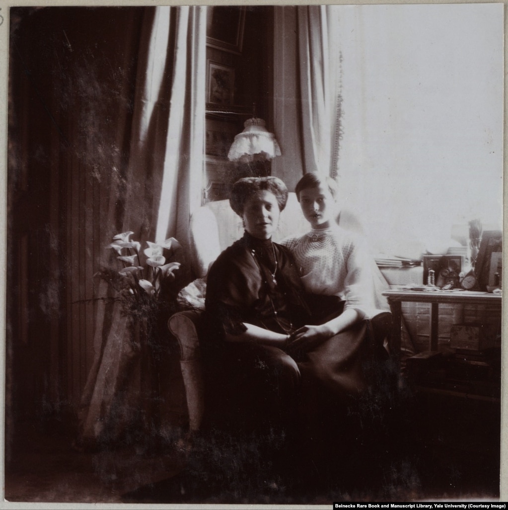 Empress Aleksandra and her daughter, Grand Duchess Tatyana. The two were said to be especially close.