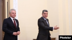 Премьер-министр Армении Тигран Саркисян (справа) и глава Таможенного союза Виктор Христенко во время встречи в Ереване, 6 ноября 2013 года. 