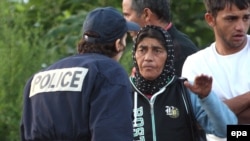 Poliţia franceză evacuând o aşezare ilegală de romi la Saint Martin d'Heres