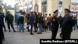 Полицейские в окрестностях стадиона