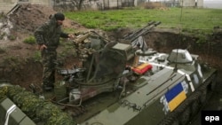 Позиція українських військових у селищі Широкині, що поблизу Маріуполя. 21 квітня 2015 року