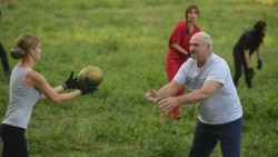 Сталічная моладзь дапамагае падчас збору кавуноў у прыватнай гаспадарцы пад Менскам. Ілюстрацыйнае фота