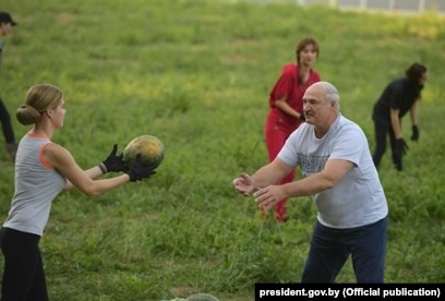 Yalangoch belarus qizlari, Minskdan fotosuratlar