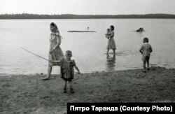 Працоўныя швейнай фабрыкі зь дзецьмі на возеры Сьвіцязь, 1960-я гады