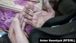 Руки молящегося мужчины. Крым, иллюстративное фото