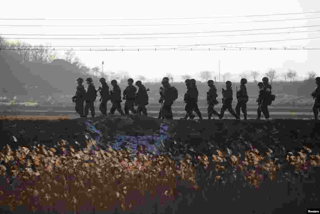 سربازان کره جنوبی در حال گشت&zwnj;زنی در پاجو.
