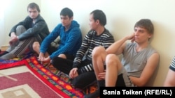 Выпускники детского дома, объявившие голодовку в Актау. 5 февраля 2015 года.
