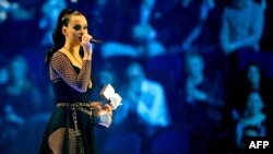 Az amerikai Katy Perry az MTV Europe Music Awards (EMA) 2013-as díjátadóján Amsterdamban, 2013. november 10-én