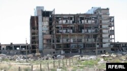 На территории бывшего военного объекта «Дарьял-У», разграбленного и горевшего в крупном пожаре. Балхаш, июнь 2009 года.
