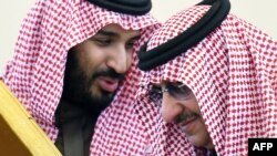 Müdafiə naziri Mohammed bin Salman əmisi oğlu, daxili işlər naziri Mohammed bin Nayef ilə söhbət edir