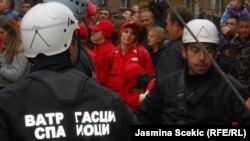 Pripadnici "Civilne zaštite" u Severnoj Mitrovici, tokom vežbe organizovane 18. novembra 2012. godine. Dogovor o raspuštanju postignut je 2015., ali su njeni pripadnici i danas na platnom spisku Srbije. 