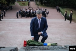 Президент Украины Петр Порошенко возлагает цветы к мемориалу жертв нацистских убийств в Бабьем Яре. Сентябрь 2014 года