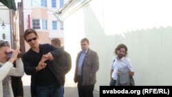 Даніэль Георг на заднім пляне ў цэнтры.