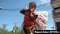 یو پښتون ماشوم چې ټوله ورځ د کاغذانو په ټولو کورنۍ ته ګوله ډوډۍ موندي
