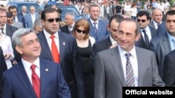 Ermənistanın indiki prezidenti Serj Sarkisyan (solda) və keçmiş prezidenti Robert Koçaryan (sağda)