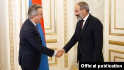 Armenia - Prime Minister Nikol Pashinian (R) meets with Francis Malige, a senior EBRD executive, in Yerevan, 1 June 2018.