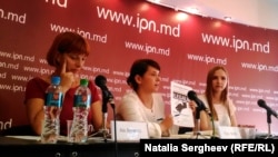 Ala Revenco, membră a Asociației „Părinți Solidari”, Olga Batca, reprezentanta Centrului de Resurse pentru Drepturile Omului și Sanda Sandu, fondatoarea platformei „CNA Studentesc”.