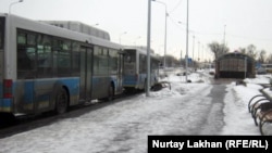 Аялдама тұрған автобустар. Алматы, 28 ақпан 2012 жыл. (Көрнекі сурет)