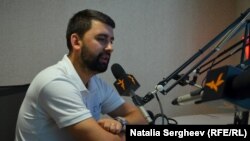 Nicolae Mocanu în studioul Europei Libere la Chișinău