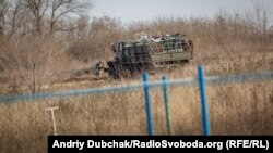 Українські військові перевозять речі на нові позиції у точці розведення військ №2 поблизу Золотого, 2 листопада 2019 року