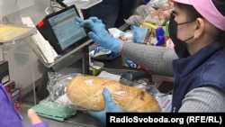 Продажа хлеба в Донецке во время первой вспышки заболеваемости весной прошлого года