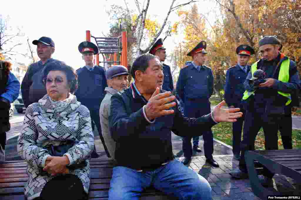 "Біз Әблязовқа қарсымыз, сонымен бірге Қытай экспансиясына да қарсымыз" деді айналада жүрген адамдар. "Әблязовтің круассанын жеп жүрген жоқпыз, өз нанымызды жеп жүрміз!" деді олар. 