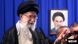 Ayatolahul Ali Khamenei vorbind la Universitatea din Teheran