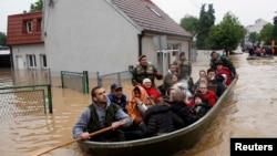 Евакуація людей із затопленого міста Обреновац, неподалік Белграда, 17 травня 2014 року