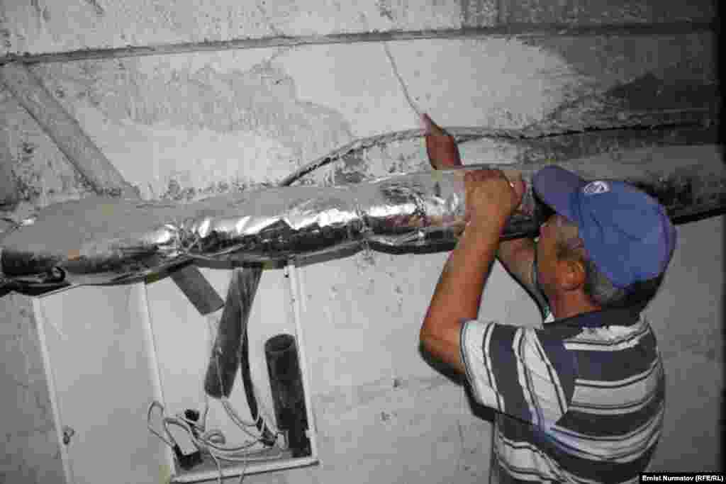 Kyrgyzstan -- Residents of newly built houses complaint on the quality of construction, Osh, 1August2012