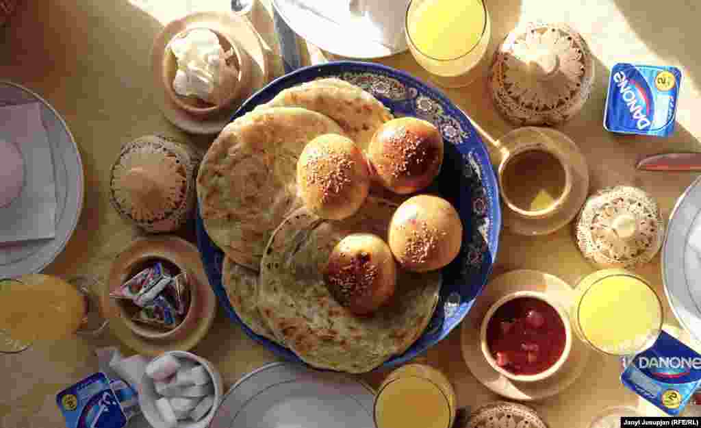 На фото &ndash; завтрак по-мароккански в гостинице &quot;Итран&quot; у села Тамнугальт на южной стороне Атласских гор. Свежевыжатый сок апельсина, булочки и варенье &ndash; все местное, домашнее, что, конечно, вызывает восторг у западных туристов, для которых здоровое питание &ndash; одна из злободневных тем. На ужин вас угостят едой, приготовленной в тажине, на десерт - легкие сладости. Если попросите, то подадут вино, но в ресторанах спиртное продавать не принято