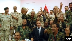 Мұстафа Абдел Джалил, ұлттық өтпелі кеңестің басшысы көтерілісшілердің арасында. Бенгази, 24 қазан 2011 жыл