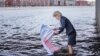 Перформанс "Белый", во время которого Мария Куликовская постирала крымский флаг в Москве-реке