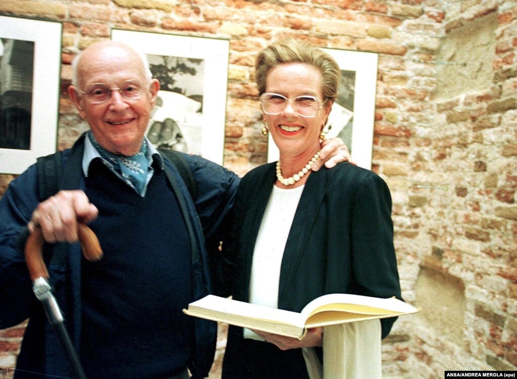 در کنار همسرش کارتیه-برسون در نمایشگاه آثارش در ونیز در بهار ۱۹۹۹