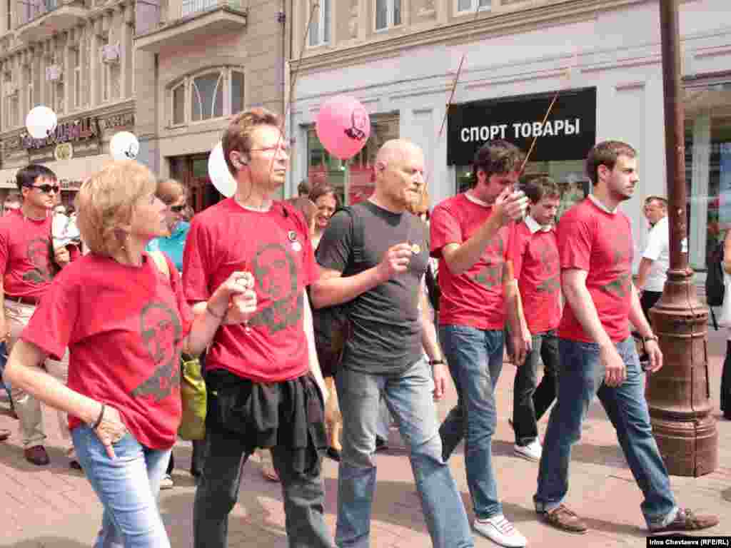 Несколько десятков человек с воздушными шарами и в майках с портретом Михаила Ходорковского колонной пошли по Арбату 26 июня, раздавая подарки прохожим.