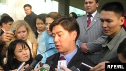 Алихан Байменов, председатель партии «Ак жол», дает интервью как кандидат в президенты Республики Казахстан. Алматы, 4 декабря 2005 года