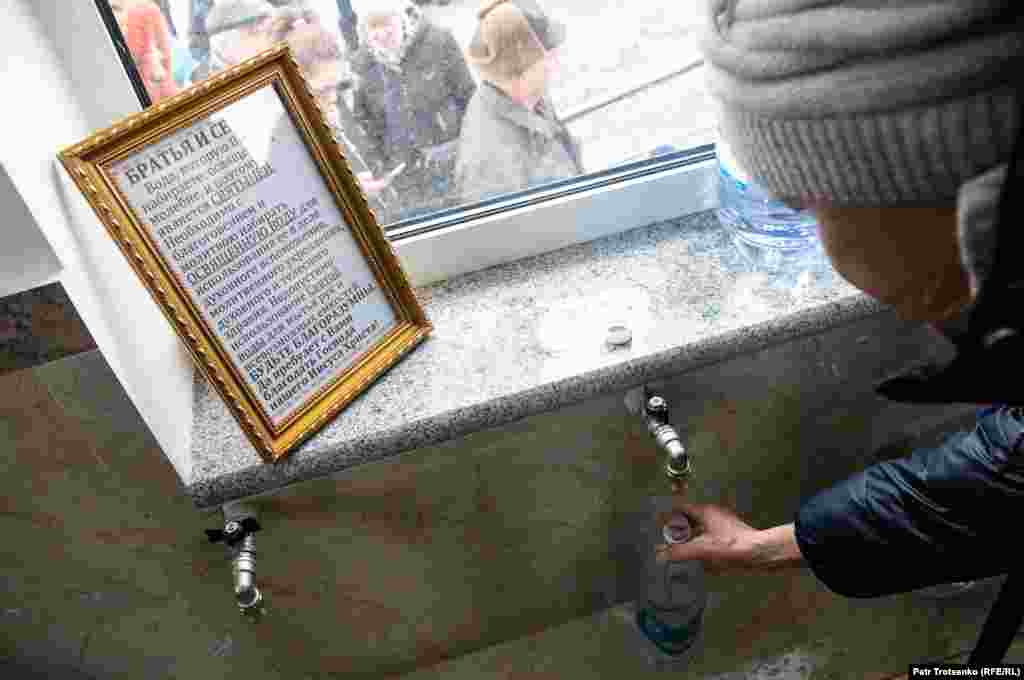 Считается, что крещенская вода долгое время не &quot;портится&quot;. Хранят её обычно в пластиковых бутылках в защищенном от света месте. Алматы, 19 января 2019 года.