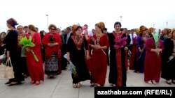 Женщины в традиционных туркменских платьях (иллюстративное фото) 
