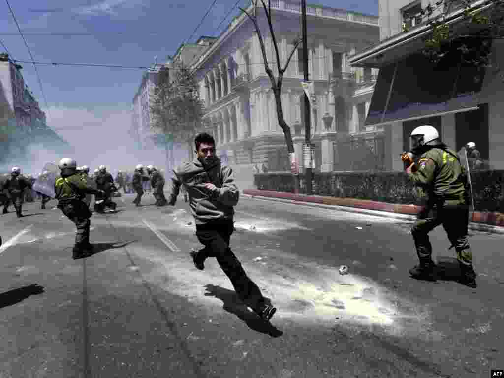 Grčka - Protesti u Ateni, 11.05.2011. Foto: AFP / Aris Messinis