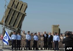Preşedintele Barack Obama şi premierul Benjamin Netanyahu pozează alături de militarii unei baterii a sistemului antirachetă "Bolta de Fier"