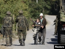 Patrola KFOR-a u selu Cabra, Kosovo