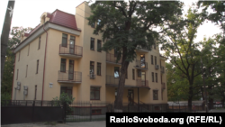 Заступник голови КДКП Віктор Шемчук офіційно вказує, що винаймає квартиру у цьому новобуді