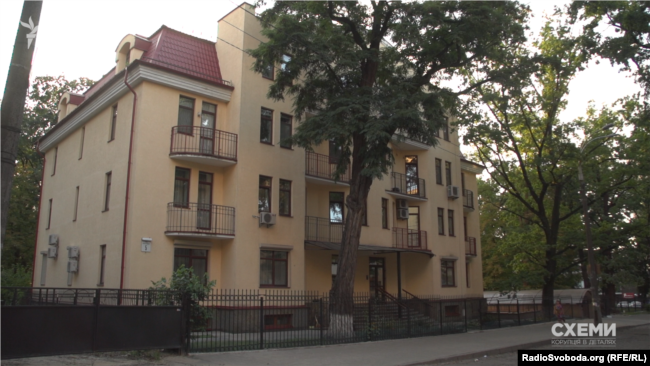 Заступник голови КДКП Віктор Шемчук офіційно вказує, що винаймає квартиру у цьому новобуді