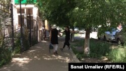 Косметолог из Москвы Эльвира Абдулаева выбегает из зала суда. Уральск, 22 июня 2016 года.