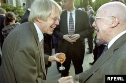 A. Ross Johnson cu Jan Nowak, fostul director al secției poloneze de la Europa Liberă, la aniversarea de 50 de ani de existență a RFE/RL, Castelul praghez, 3 mai 2001.
