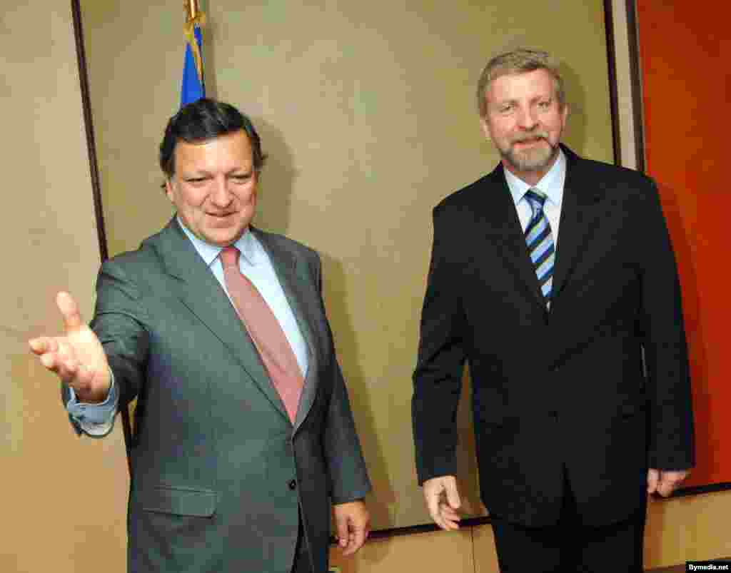 Падчас перадвыбарчай кампаніі Мілінкевіча асабіста віталі лідэры Эўразьвязу і многіх эўрапейскіх краін. Падчас сустрэчы з прэзыдэнтам Эўракамісіі Жазэ Мануэлем Барозам у Брусэлі. 1 лютага 2006 году