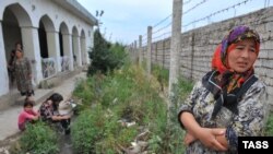 Ethnic Uzbek refugees in the village of Sura-Tash on the Kyrgyz-Uzbek border