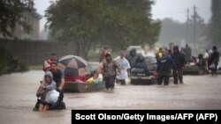 Люди рятуються від повені, спричиненої буревієм, Г'юстон, США, 28 серпня 2017 року